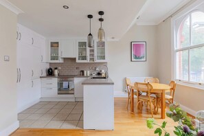 Fridge, microwave, oven, stovetop - Tastefully Curated 2BD Flat in Maida Vale, London (Greater London)