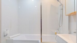 Shower, hair dryer, shampoo - Tastefully Curated 2BD Flat in Maida Vale, London (Greater London)