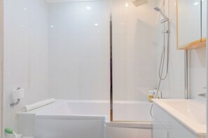 Bathroom - Tastefully Curated 2BD Flat in Maida Vale, London (Greater London)