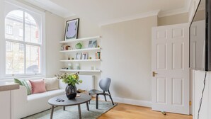 TV - Tastefully Curated 2BD Flat in Maida Vale, London (Greater London)