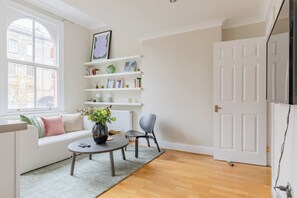 Living area - Tastefully Curated 2BD Flat in Maida Vale, London (Greater London)