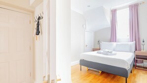 2 bedrooms, iron/ironing board, internet, bed sheets - Tastefully Curated 2BD Flat in Maida Vale, London (Greater London)