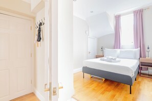 Room - Tastefully Curated 2BD Flat in Maida Vale, London (Greater London)