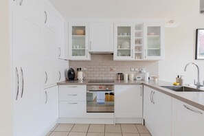 Fridge, microwave, oven, stovetop - Tastefully Curated 2BD Flat in Maida Vale, London (Greater London)