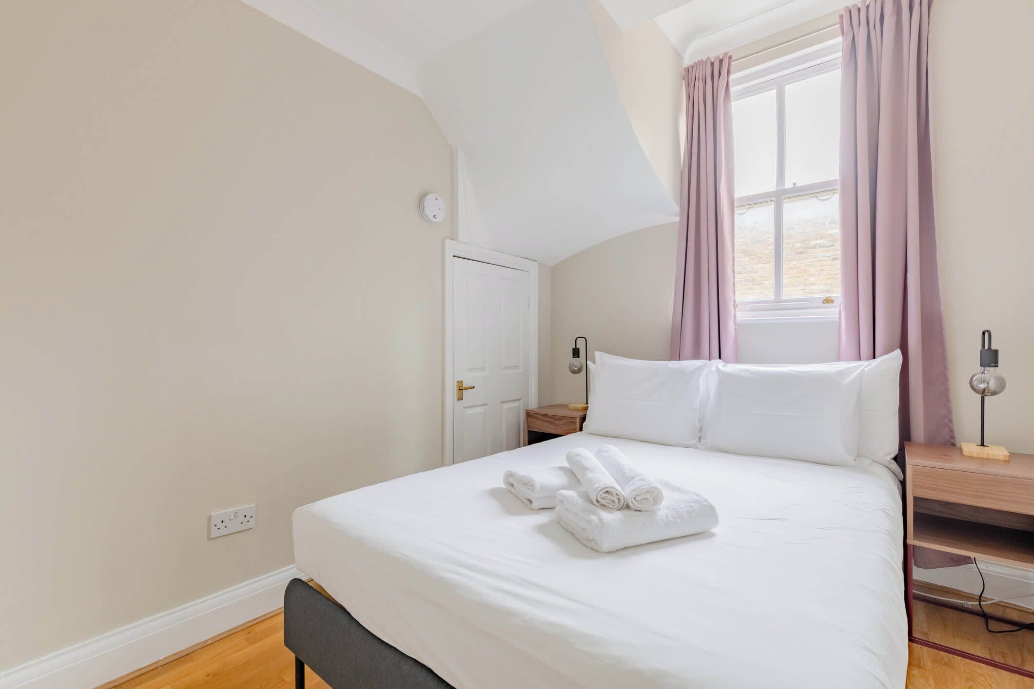 2 bedrooms, iron/ironing board, internet, bed sheets