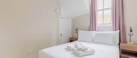 2 bedrooms, iron/ironing board, internet, bed sheets