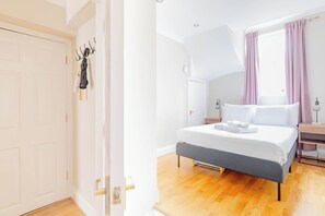 Iron/ironing board, Internet, bed sheets - Tastefully Curated 2BD Flat in Maida Vale, London (Greater London)