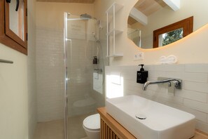 Dusche, Haartrockner, Handtücher