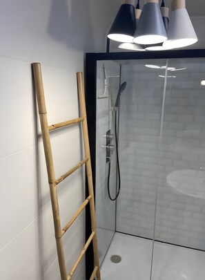 Suihku, hiustenkuivaaja