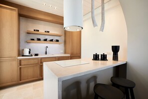 Een oven, een kookplaat, een koffiezetapparaat/waterkoker