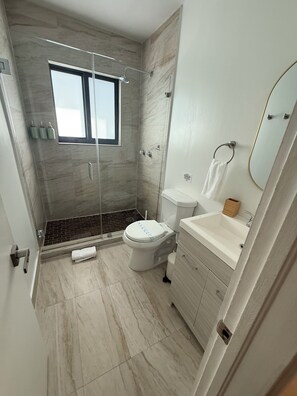 Hair dryer, towels, soap, shampoo - Bright & Spacious Sunrise 3 Bedroom Retreat (Sunrise)