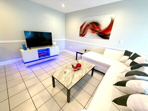 TV - Bright & Spacious Sunrise 3 Bedroom Retreat (Sunrise)