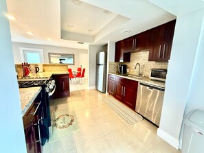 Fridge, microwave, oven, stovetop - Bright & Spacious Sunrise 3 Bedroom Retreat (Sunrise)