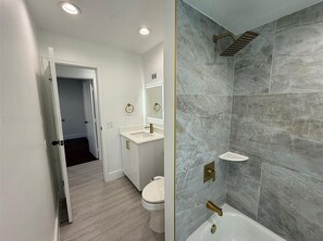 مجففات شعر، مناشف، صابون، شامبو