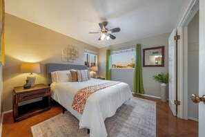 5 bedrooms, desk, iron/ironing board, travel cot - House & GH / Large Group or Family / Sleeps 10 (Tucson)