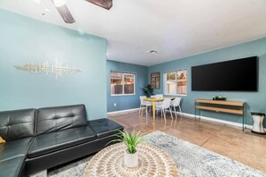 TV - House & GH / Large Group or Family / Sleeps 10 (Tucson)
