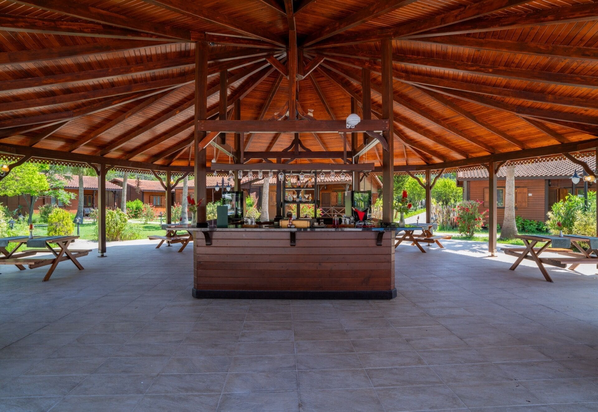 Swim-up bar