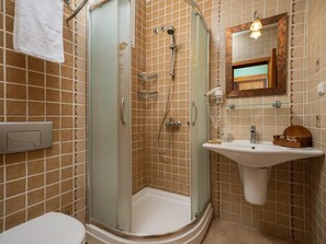 Habitación doble superior | Baño | Ducha y cabezal de ducha tipo lluvia