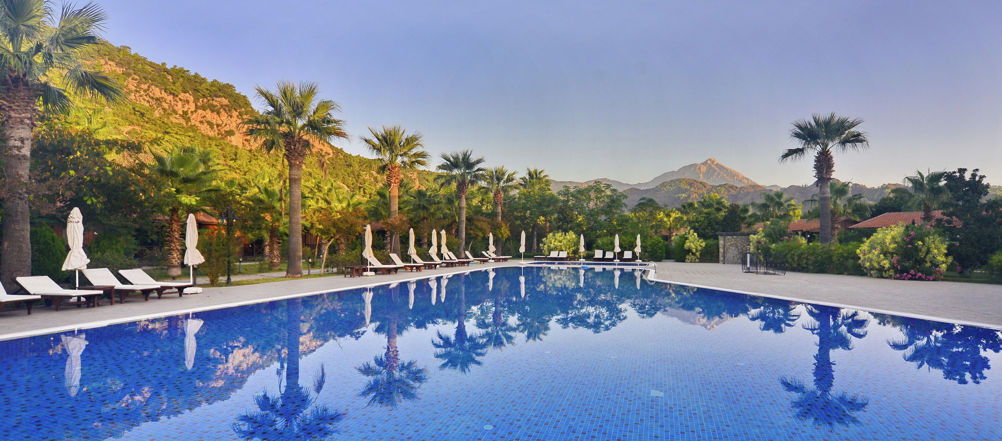 Kolam renang outdoor musiman