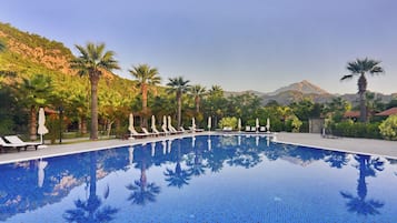 Kolam renang outdoor musiman