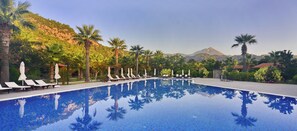 Una piscina al aire libre de temporada