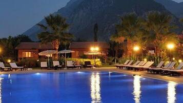 Piscine extérieure (ouverte en saison)