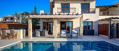 Een verwarmd zwembad