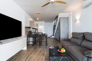 Smart TV y chimenea 