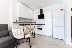 Coffee/tea maker, fridge, oven, cookware/dishes/utensils - charming beachfront apartment in Fuengirola (Málaga)