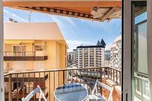 Outdoor dining - charming beachfront apartment in Fuengirola (Málaga)