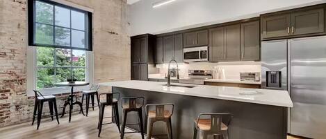 Kjøleskap, mikrobølgeovn, ovn og kokeplater