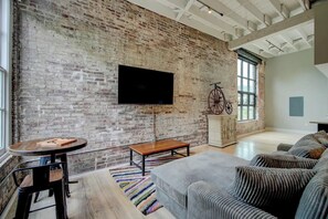 Smart TV - The Howe 1BR #207-Walking distance to downtown Hot Springs & 6 min to Oaklawn! (Hot Springs)