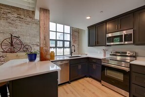 Fridge, microwave, oven, stovetop - The Howe 1BR #207-Walking distance to downtown Hot Springs & 6 min to Oaklawn! (Hot Springs)