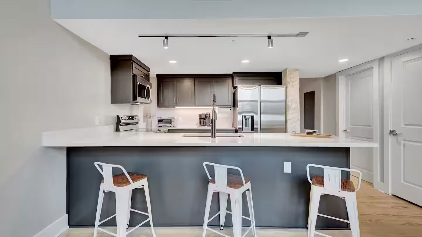 Kjøleskap, mikrobølgeovn, ovn og kokeplater