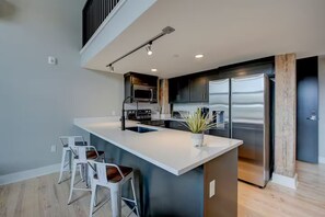 Fridge, microwave, oven, stovetop - The Park Loft #208-Walking distance to downtown Hot Springs & 6 min to Oaklawn! (Hot Springs)