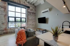 Smart TV - The Park Loft #208-Walking distance to downtown Hot Springs & 6 min to Oaklawn! (Hot Springs)