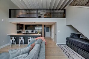 Smart TV - The Park Loft #208-Walking distance to downtown Hot Springs & 6 min to Oaklawn! (Hot Springs)