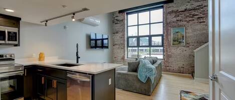 Kjøleskap, mikrobølgeovn, ovn og kokeplater