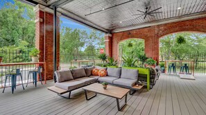 Terrace/patio - Marquette Loft #206-Walking distance to downtown Hot Springs & 6 min to Oaklawn! (Hot Springs)