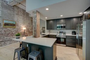 Fridge, microwave, oven, stovetop - 25% off! DTWN- IndoorParking, GameRoom/Patio/Gym! (Hot Springs)