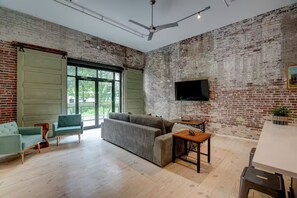 Smart TV - 25% off! DTWN- IndoorParking, GameRoom/Patio/Gym! (Hot Springs)