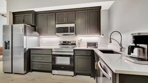 Fridge, microwave, oven, stovetop - The Goddard 1BR #102-Walking distance to downtown Hot Springs & 6 min to Oaklawn (Hot Springs)