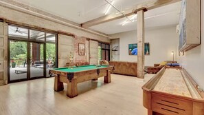 Games room - Como Studio #105-Walking distance to downtown Hot Springs & 6 min to Oaklawn! (Hot Springs)