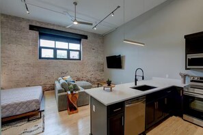 Interior - Como Studio #105-Walking distance to downtown Hot Springs & 6 min to Oaklawn! (Hot Springs)