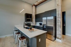 Fridge, microwave, oven, stovetop - Como Studio #105-Walking distance to downtown Hot Springs & 6 min to Oaklawn! (Hot Springs)