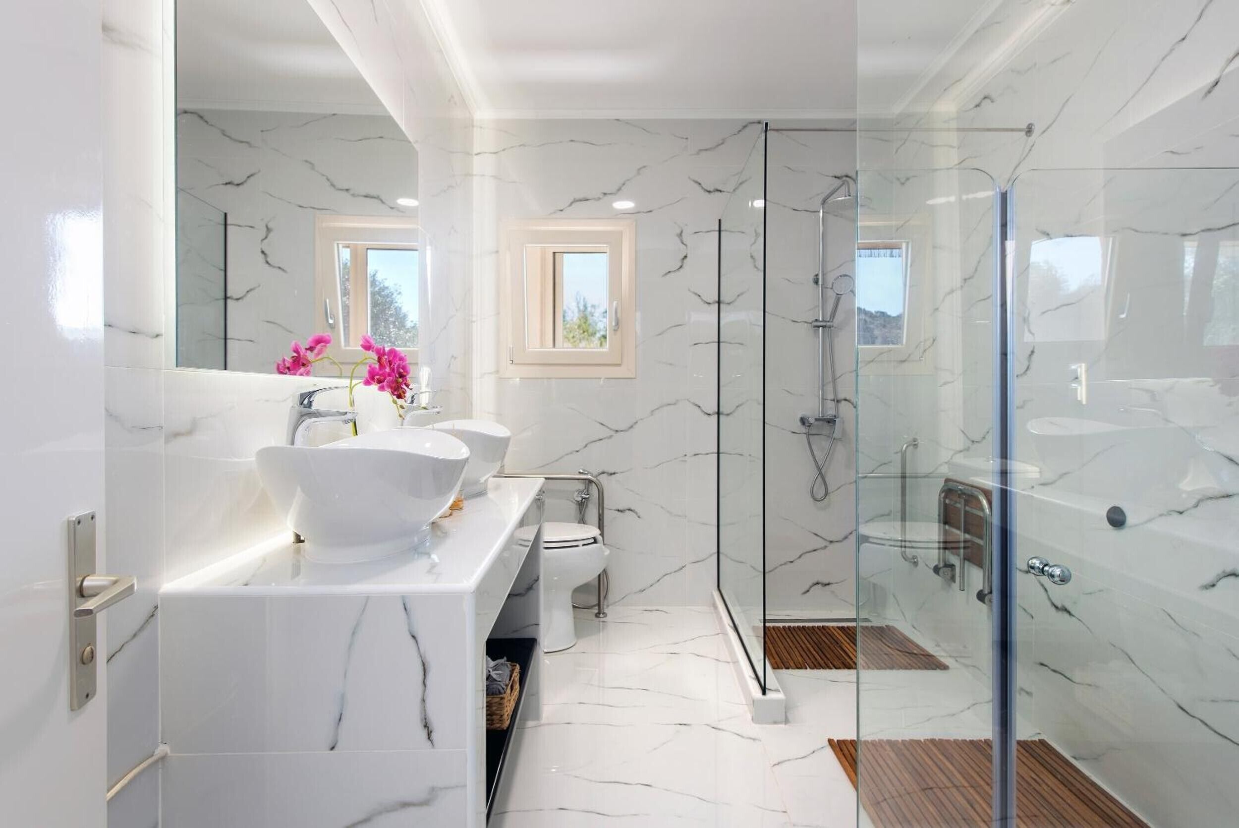 Douche, articles de toilette gratuits, sèche-cheveux, peignoirs
