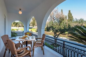 Outdoor dining - Villa 'Inva Korfu' with Lake View, Wi-Fi, and Air Conditioning (Kavos)