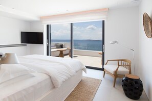4 bedrooms, in-room safe, iron/ironing board, free WiFi - Alluring Athens Riviera Villa | Villa Poseidon’s Retreat | 4 Bedrooms |. (Athens)