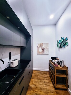 Jääkaappi, mikroaaltouuni, uuni, astianpesukone