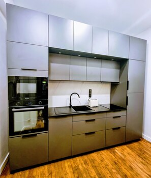 Geladeira, micro-ondas, fogão, lava-louças